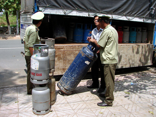 Nhiều hiểm họa khi dùng gas sang chiết trái phép